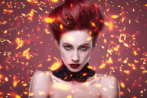 schoonheid stijlvolle roodharige vrouw met kapsel en ketting sieraden - Foto, afbeelding