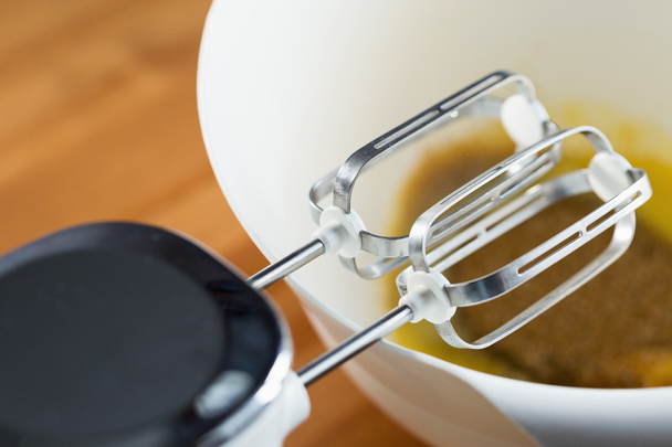 Whisking dough with mixer - Foto, Bild