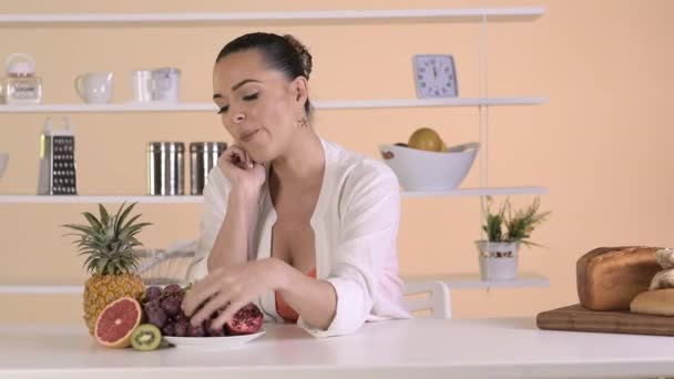 woman eating healthy food - Materiał filmowy, wideo