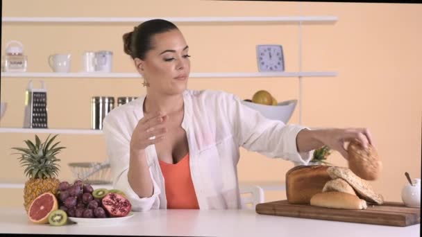 woman eating healthy food - Filmati, video