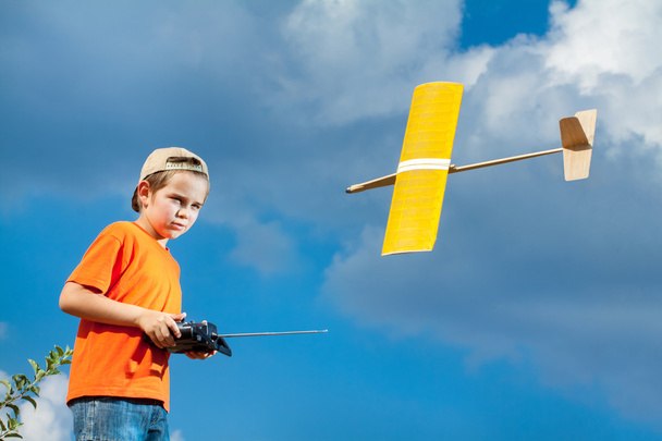 kisfiú játszik a kézzel készített rc repülő játék - Fotó, kép
