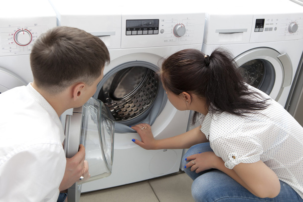 Happy family couple buying new washing machine - Foto, Bild