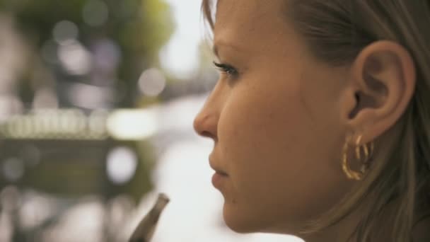 5blondýna mladá žena kouření E-Cig elektronických cigaret - Záběry, video