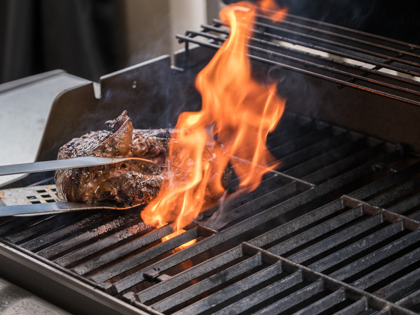 Large fillet of beef flaming on barbeque - Zdjęcie, obraz