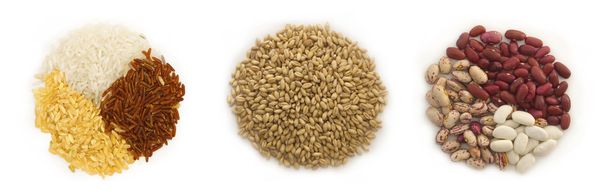 Weizen, Reis und Bohnen in den Kreisen über Weiß isoliert - Foto, Bild