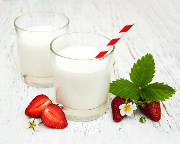 Milk and strawberries - Photo, Image