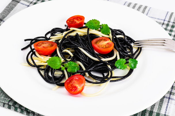 Czarny Spaghetti z atramentem mątwy, pomidorów i bazylii. Mediterra - Zdjęcie, obraz