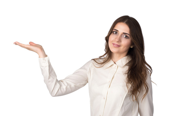 Mujer joven con camisa blanca presenta con una mano
 - Foto, Imagen