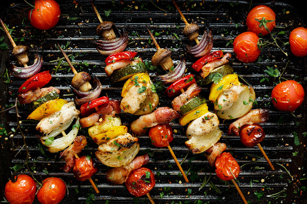 Grillowane warzywa i mięso szaszłyki w marynacie na patelni grill zioło - Zdjęcie, obraz