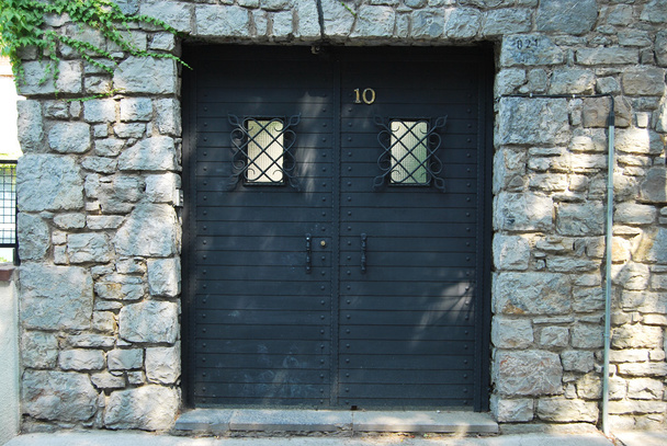 demir kapıları ve taş duvar - Fotoğraf, Görsel