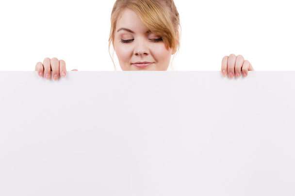 Donna con cartello banner bianco presentazione - Foto, immagini