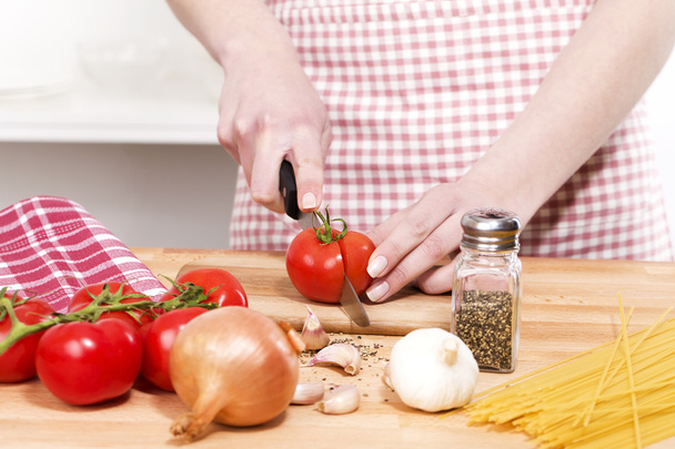 Fechar-se de tomates de redução de mãos
 - Foto, Imagem