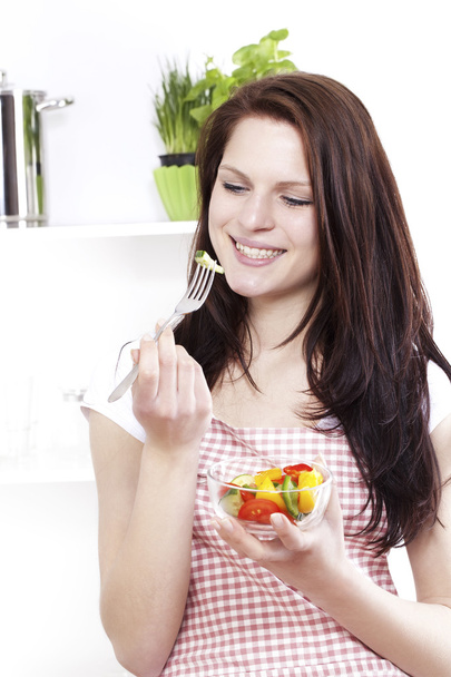 Melko onnellinen nainen syömässä salaattia
 - Valokuva, kuva