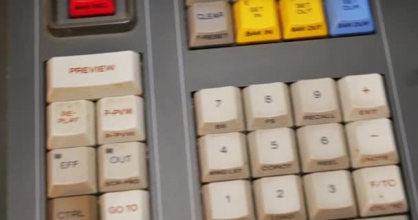 Um Editor marca de prensas e Mark Out botões em um controlador de edição - Filmagem, Vídeo