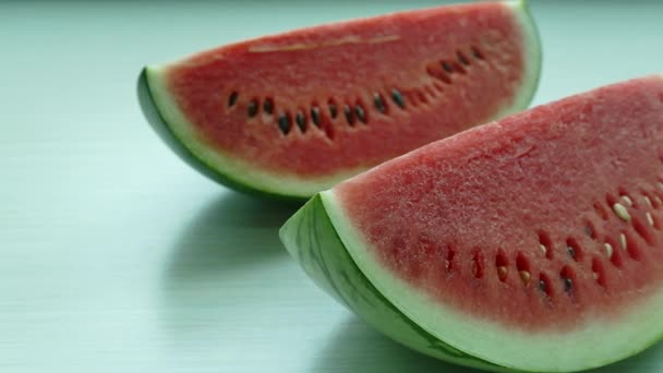 Fatias de fruta de melancia na mesa
 - Filmagem, Vídeo