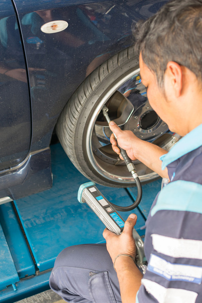 Comprobación de la suspensión del coche y la presión del neumático
 - Foto, Imagen