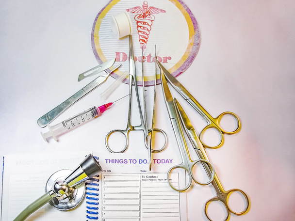Инструменты базовой хирургии на столе
. - Фото, изображение
