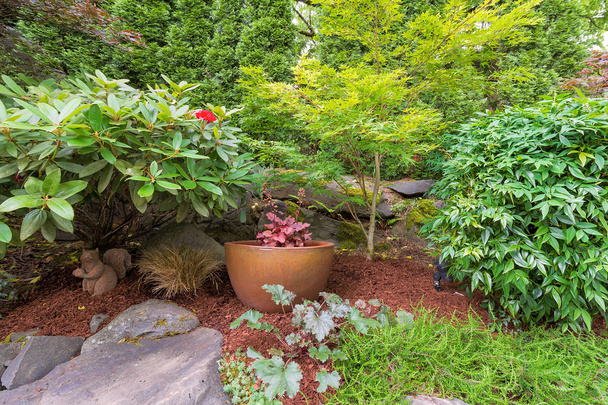 Háztáji kertben tereprendezés arany pot - Fotó, kép