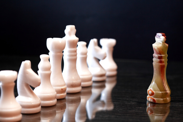 Confrontación de piezas de ajedrez
 - Foto, Imagen