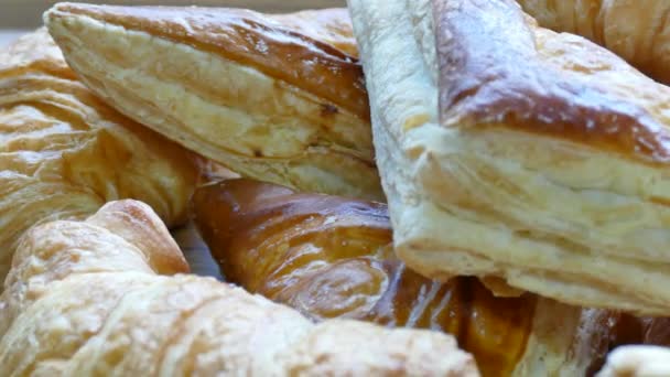 Čerstvé pečené croissanty - Záběry, video