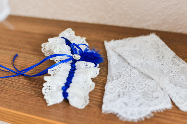 Strumpfband auf dem Bein einer Braut, Hochzeitstag Momente - Foto, Bild