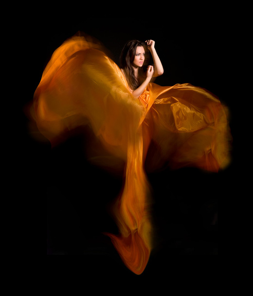 dívka v oranžové šaty od létání tkanina - Fotografie, Obrázek