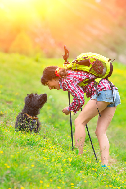 köpeğiyle oynayan kız  - Fotoğraf, Görsel