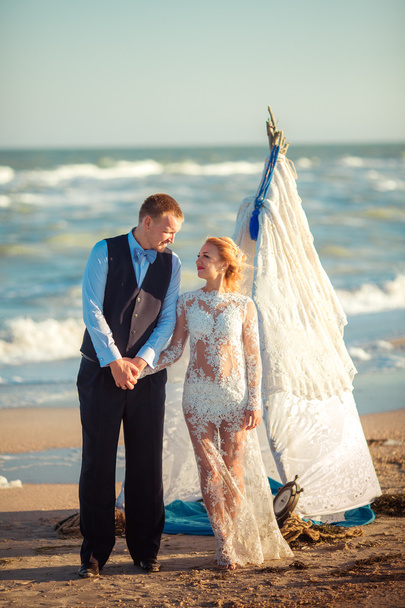 Bride and groom  on the beach - Fotoğraf, Görsel