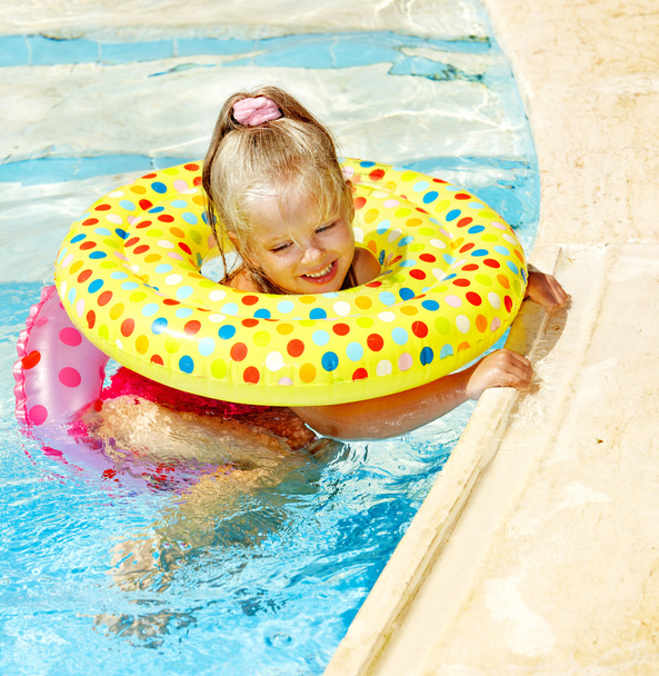 Child playing in swimming pool. - Photo, Image