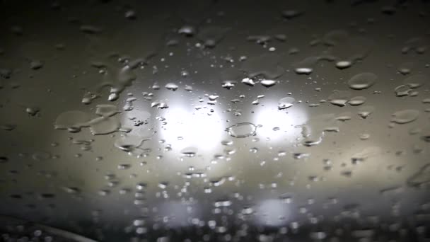 Uitzicht vanaf de stuurprogramma's zetel naar de voorruit op zware nacht regent - Video