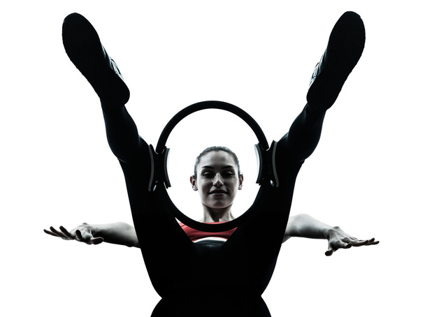 Mulher exercitando pilates anel
 - Foto, Imagem