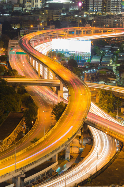 Αερογέφυρα διασταύρωση εθνικής οδού κλείνω πάνω θέα νύχτα - Φωτογραφία, εικόνα