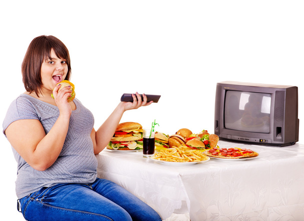 Femme manger de la restauration rapide et regarder la télévision
. - Photo, image