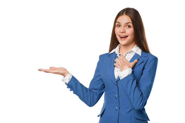 Mujer sonriente y emocionada mostrando la palma de la mano abierta con espacio para copiar el producto o el texto. Mujer de negocios en traje azul, aislado sobre fondo blanco
 - Foto, Imagen