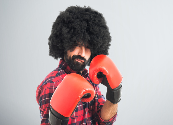 Afro homem com luvas de boxe
  - Foto, Imagem