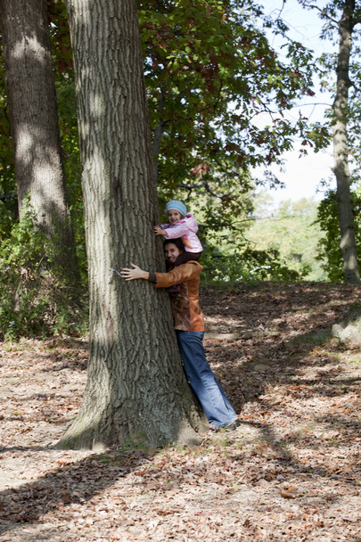 matka i córka w jesiennym parku - Zdjęcie, obraz