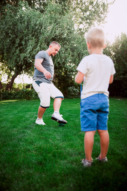 Papá jugando al fútbol con su hijo
 - Foto, Imagen