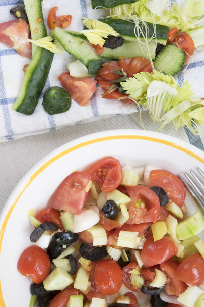змішаний салат з помідорами та різноманітними овочами
 - Фото, зображення