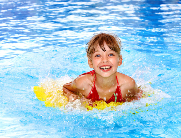 Enfant nageant sur matelas de plage gonflable
. - Photo, image