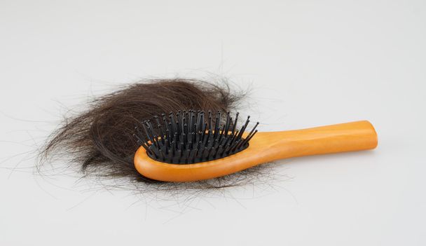 Escova de cabelo com cabelo perdido no fundo branco - Foto, Imagem