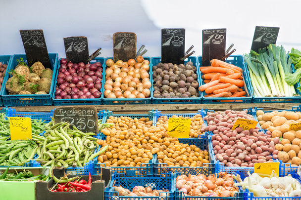 Овочі свіжі на ринку овочів в Амстердамі, Нідерланди.  - Фото, зображення