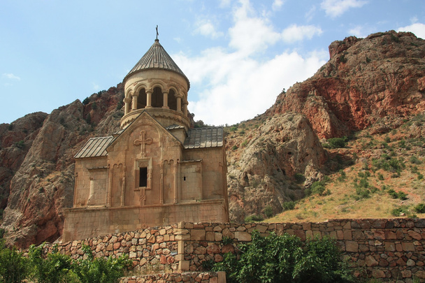 Noravank on 1300-luvun armenialainen luostari, joka sijaitsee 122 km päässä Jerevanista Amaghu-joen kapealla rotkolla. Etelä-Afrikka
. - Valokuva, kuva