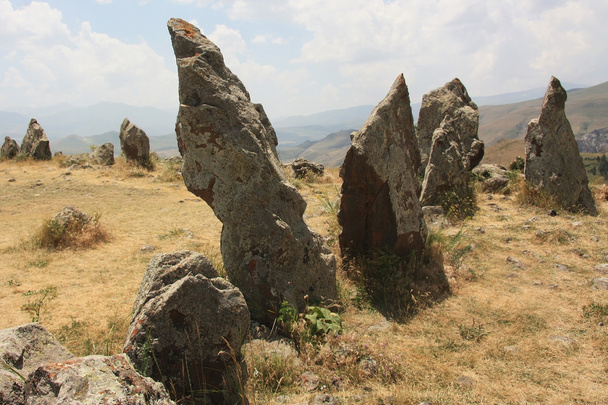 Zorats Karer o Carahunge es un sitio arqueológico prehistórico cerca de la ciudad de Sisian. Armenia
 - Foto, Imagen