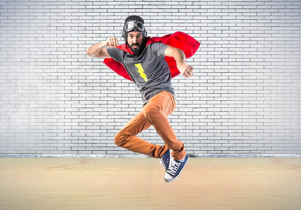 Супергерой, дающий удар
 - Фото, изображение