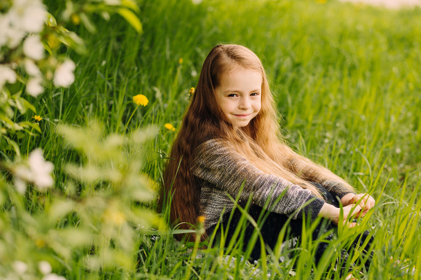 A kertben a kis aranyos szép lány portréja - Fotó, kép