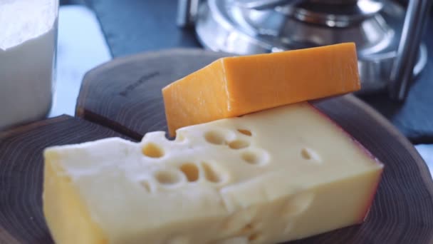 kousky sýra na dřevěné desce - Záběry, video