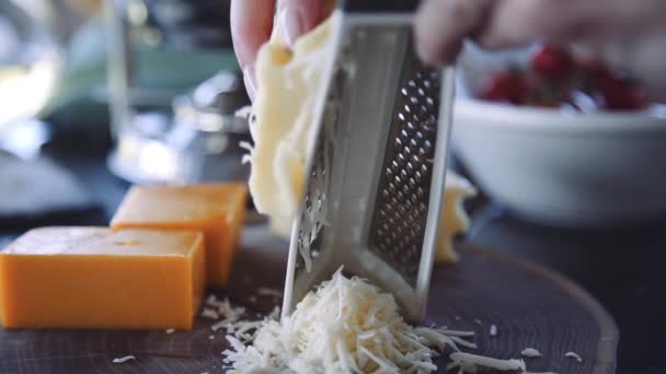 Köchin reibt den Käse in Zeitlupe auf einer Reibe - Filmmaterial, Video
