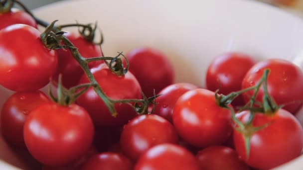 Tomates cherry en la cocina
 - Imágenes, Vídeo