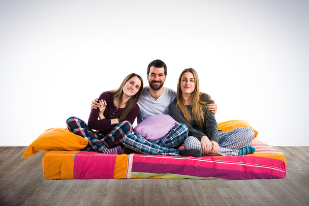 Trois amis sur un lit
 - Photo, image