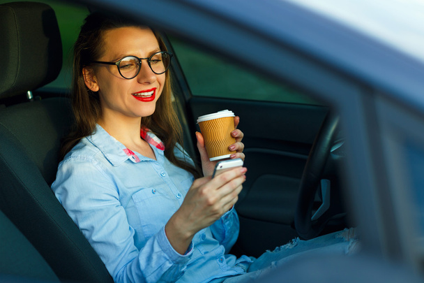 Бізнес-леді надсилає текстове повідомлення і п'є каву під час d
 - Фото, зображення